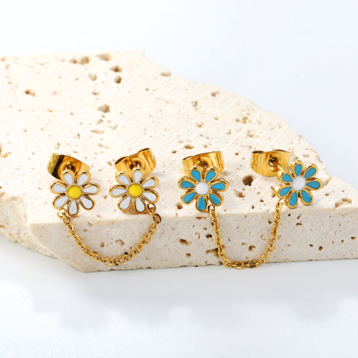 Damen Ohrstecker im Herz-Design mit goldenen Akzenten und Kettenverbindung Shop Nory