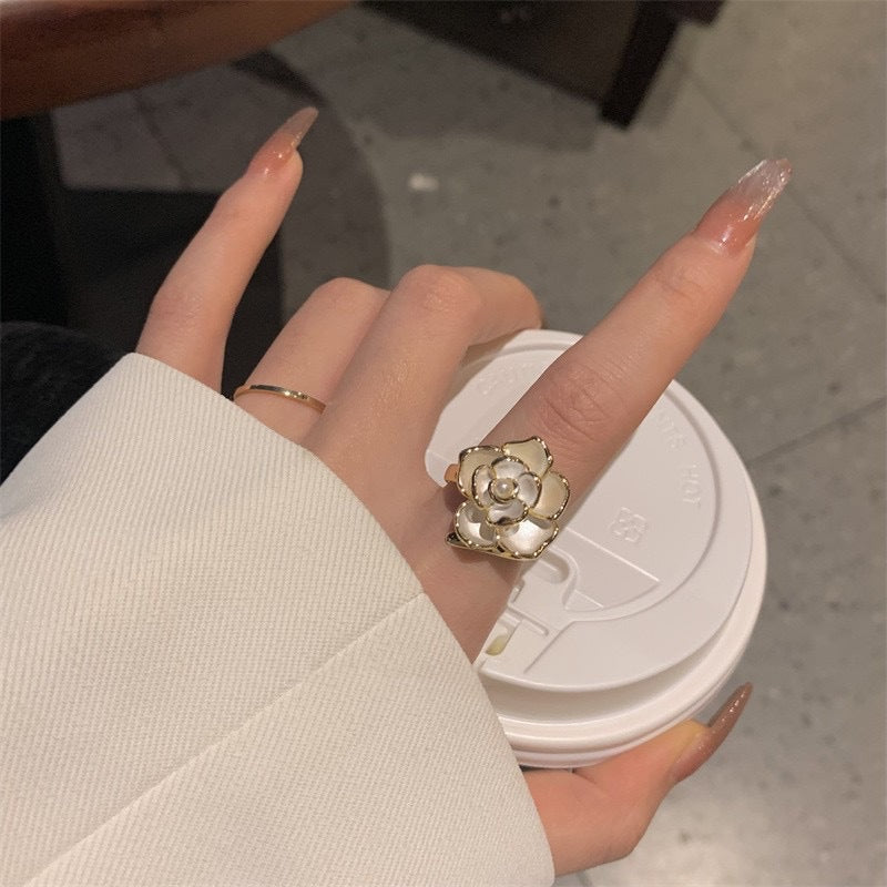 Damen Ring mit kunstvollem Rosenmotiv und funkelndem Akzent Shop Nory