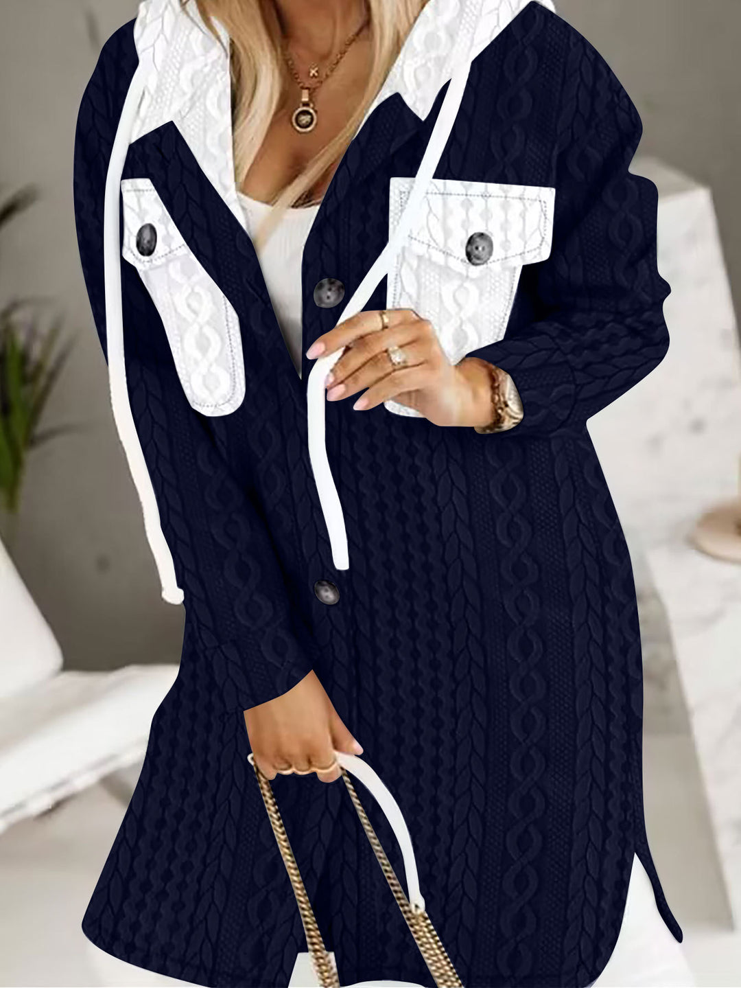 Damen Longline-Strickmantel mit Kapuze, Zierknöpfen und Kontrasttaschen Shop Nory