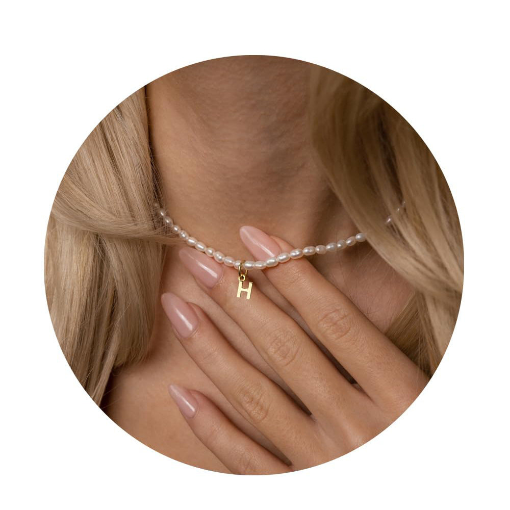 Damen Halskette mit zartem Perlenmuster und personalisiertem Anhänger Shop Nory