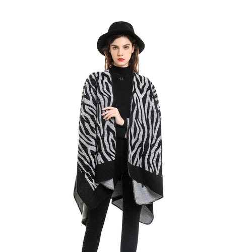 Damen Zebra‑Jacquard Poncho‑Cape im Oversize‑Kimono‑Fall aus weichem Feinstrick Shop Nory