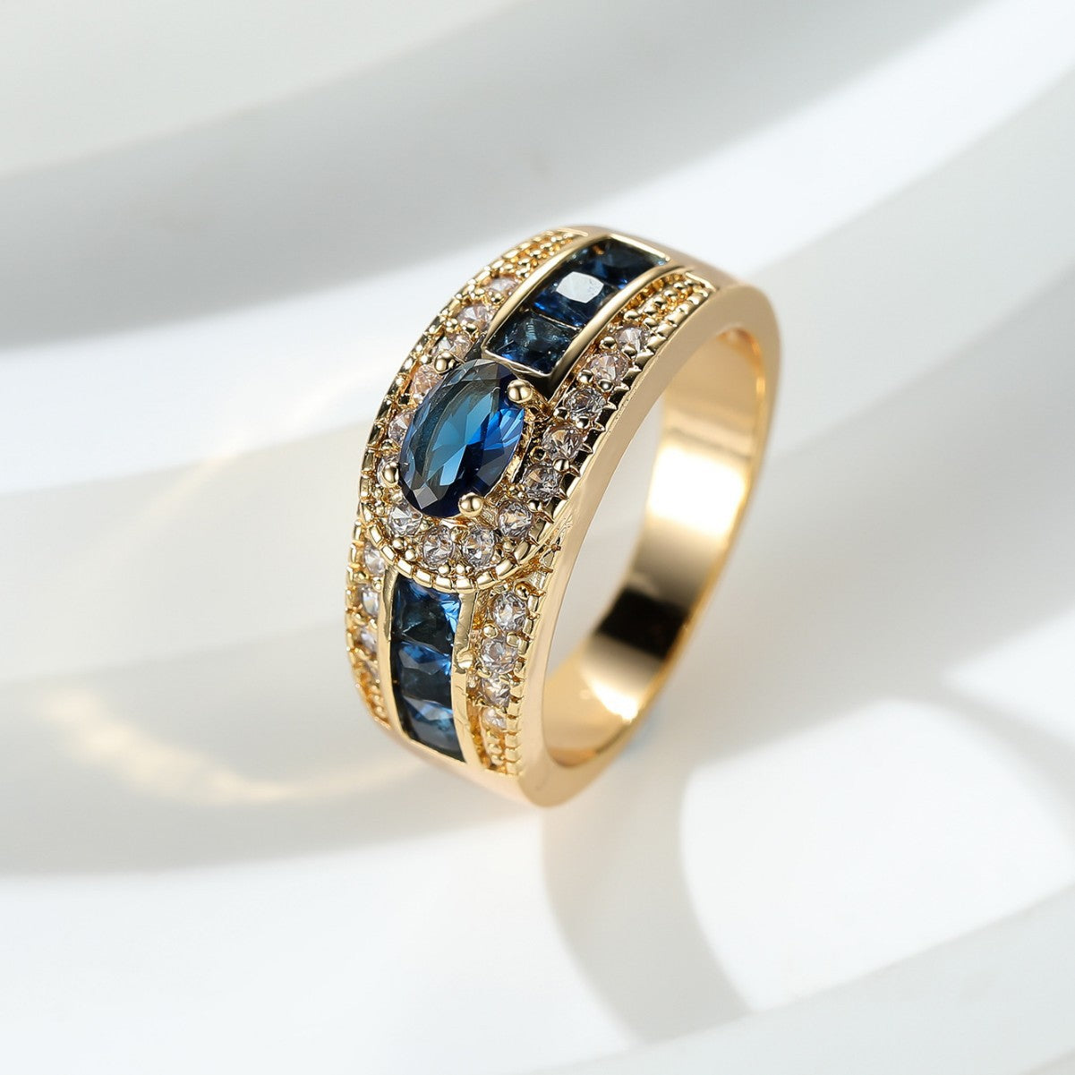Damen Ring mit funkelndem lila Zirkonia und luxuriösem Golddesign Shop Nory