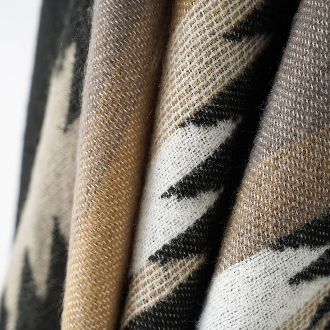 Damen Wolloptik-Ruana mit grafischem Ethno-Jacquard und dekorativer Kettelnaht Shop Nory