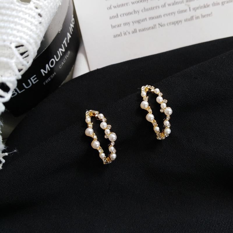 Damen Ohrringe mit handgefertigtem Ziermuster und funkelnden Details Shop Nory