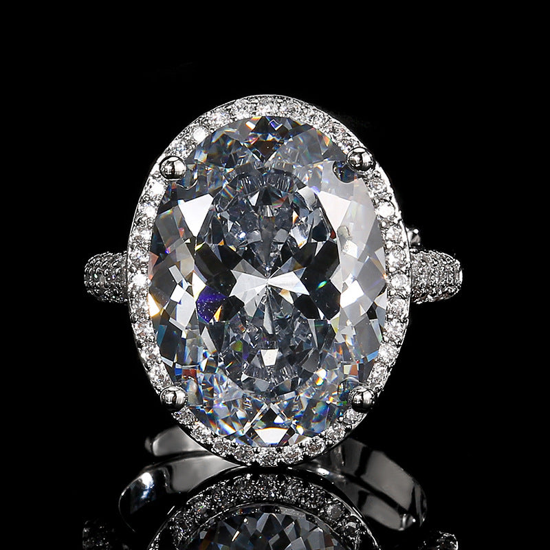 Oval Halo Anhänger Halskette mit großem facettiertem ovalem simulierten Diamanten und Mikropavé-Akzenten