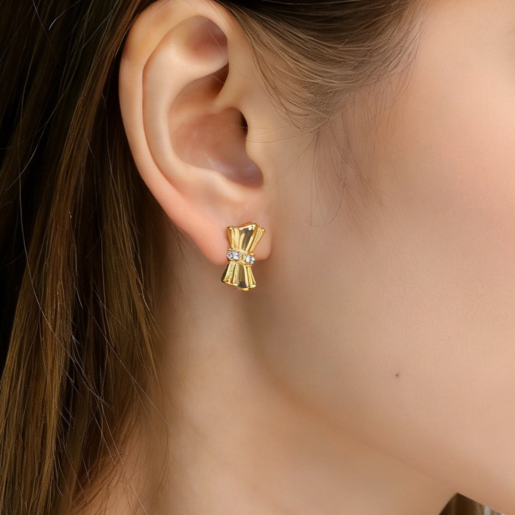 Damen Ohrstecker mit kunstvollem, geschwungenem Design und funkelnden Zirkonia Shop Nory