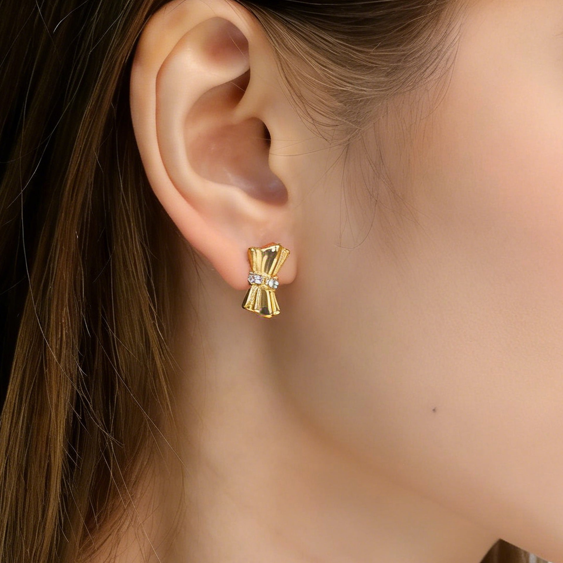 Damen Ohrstecker mit kunstvollem, geschwungenem Design und funkelnden Zirkonia Shop Nory