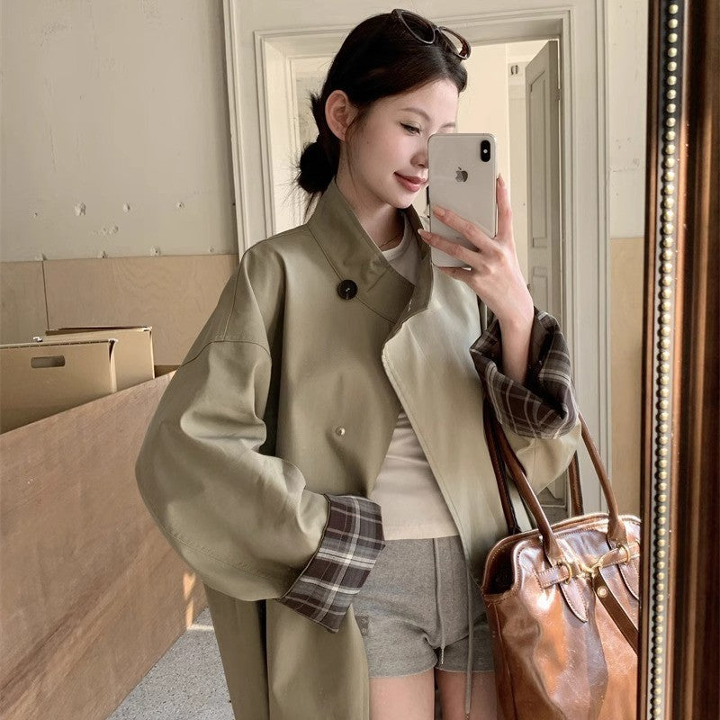 Damen Kurztrench mit Stehkragen verdeckter Druckknopfleiste und kariertem Ärmelbesatz Shop Nory