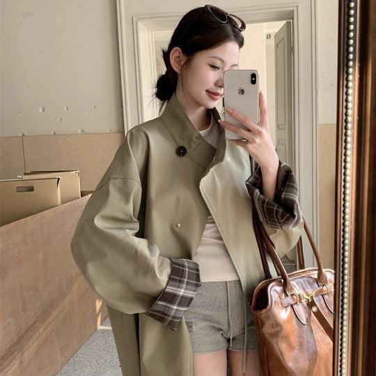 Damen Kurztrench mit Stehkragen verdeckter Druckknopfleiste und kariertem Ärmelbesatz Shop Nory