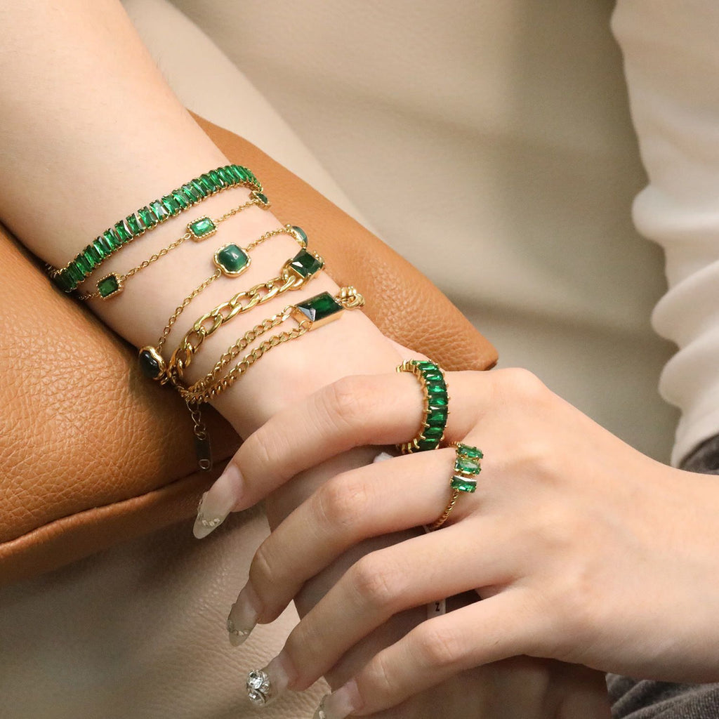 Damen Verstellbarer Ring mit funkelndem smaragdgrünem Anhänger und goldplattierter Edelstahlverarbeitung Shop Nory