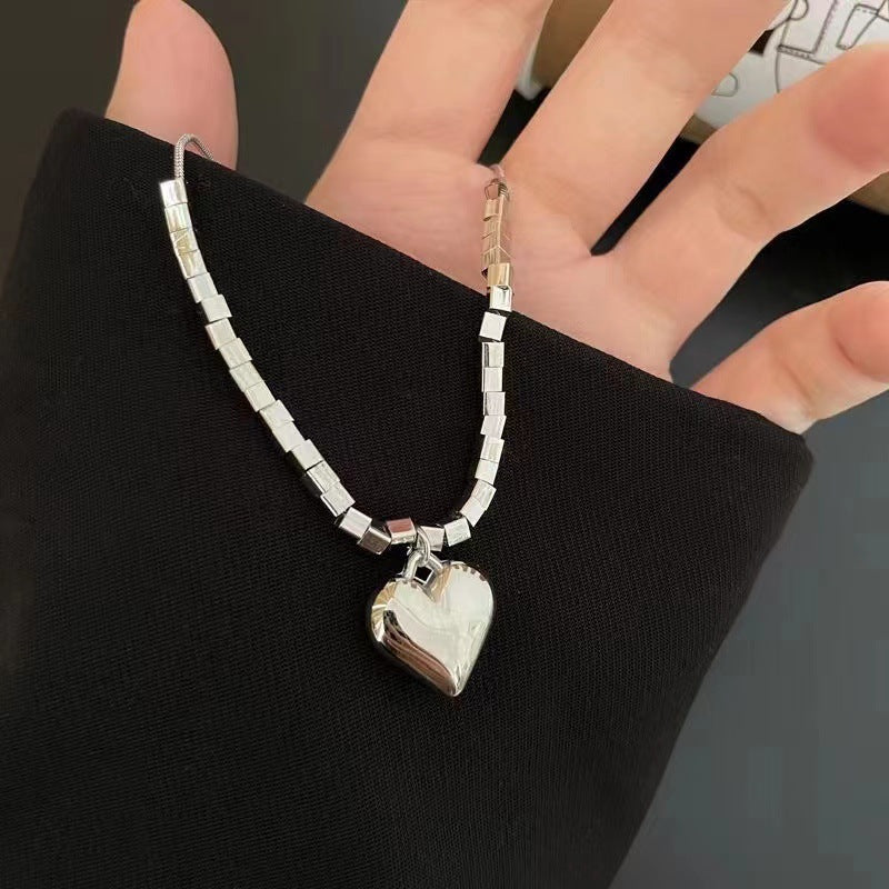 Damen Halskette mit herzförmigem Anhänger und eleganten Perlenakzenten Shop Nory