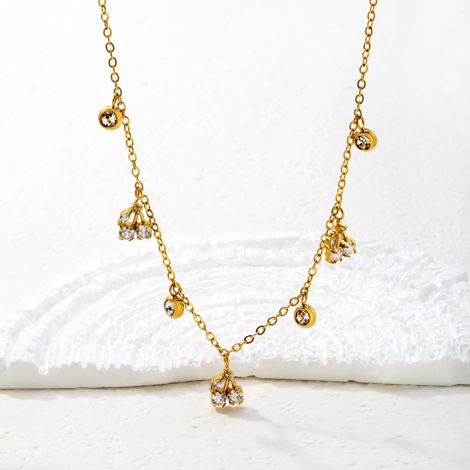 Damen Halskette mit funkelndem Kreuz-Anhänger und eleganten Glasperlen Shop Nory
