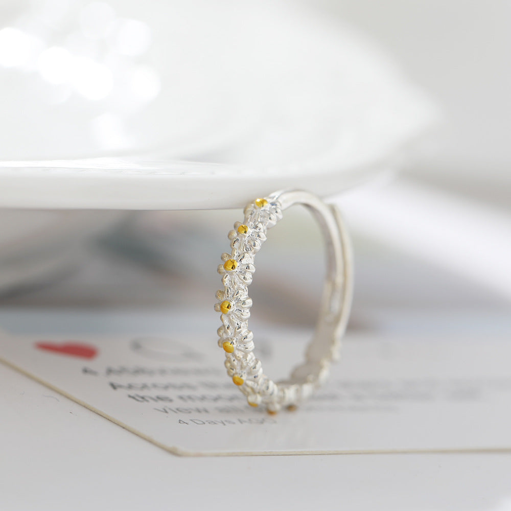 Damenring mit filigranem Blumenmuster und funkelnden Zirkonia Shop Nory