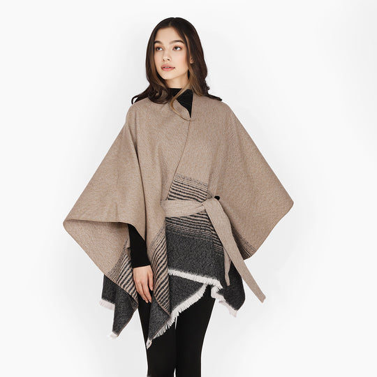 Damen Wickelponcho aus Feinstrick mit Bindegürtel und Fransensaum Shop Nory