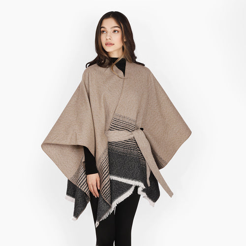 Damen Wickelponcho aus Feinstrick mit Bindegürtel und Fransensaum Shop Nory