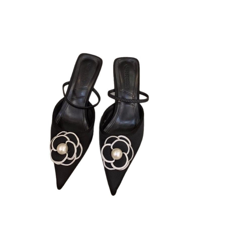 Damen spitz zulaufende Satin‑Mules mit zartem Knöchelriemen und Perlen‑Blütenapplikation Shop Nory