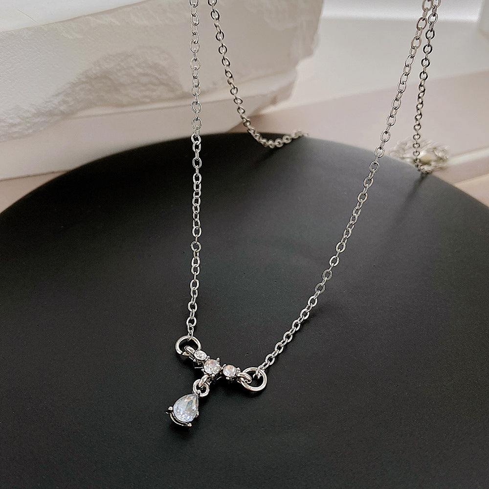 Damen elegante Halskette mit funkelndem Tropfenanhänger und zarten Kristallakzenten Shop Nory