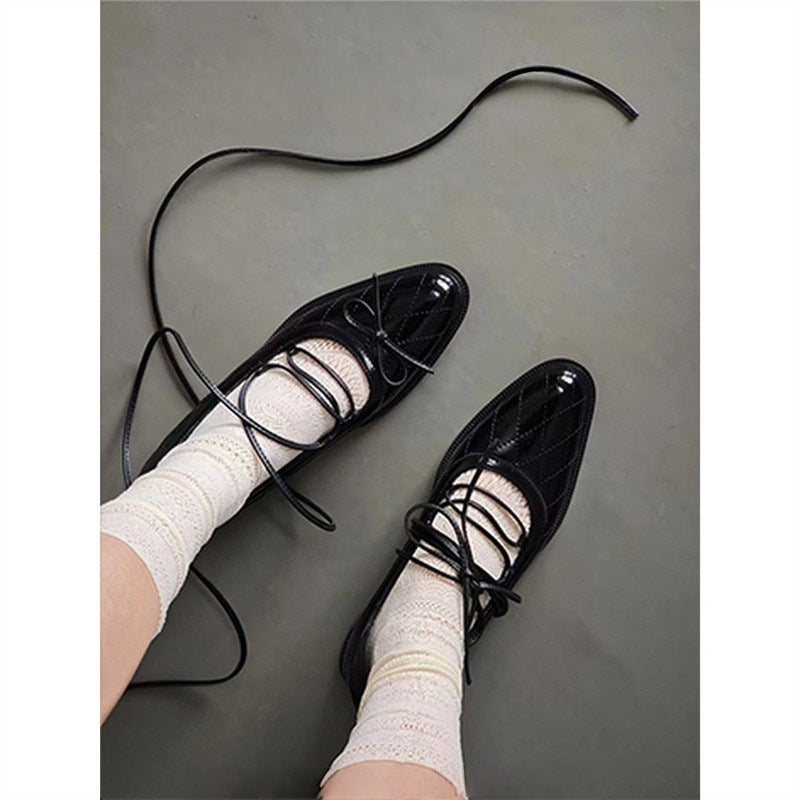 Damen Gepolsterte Mary-Jane Ballerina in Steppoptik mit Lackfinish und zarten Schnürriemen Shop Nory