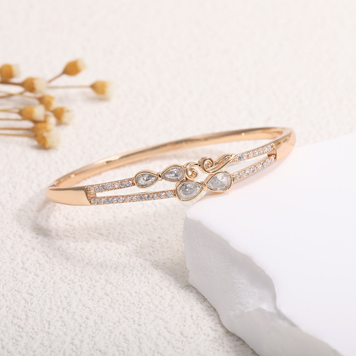 Damen Armreif mit elegantem Unendlichkeit-Muster und funkelnden Zirkonia Shop Nory