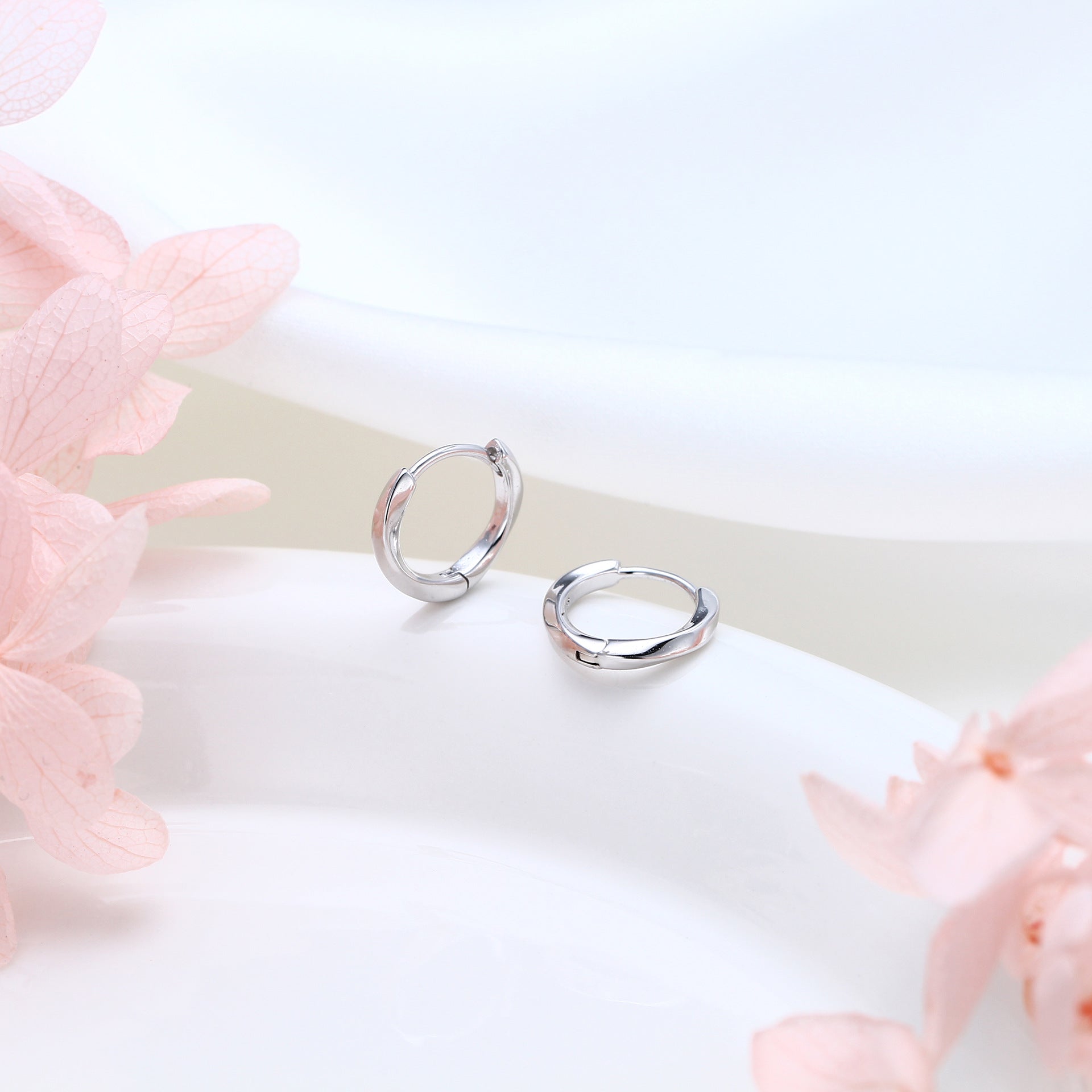 Damen Creolen mit elegantem, geschwungenem Design aus 925 Sterling Silber Shop Nory