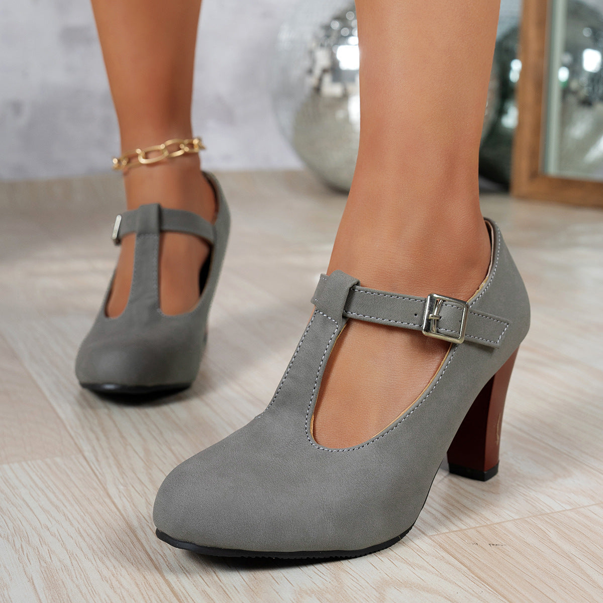 Damen T-strap Pumps mit eleganter Absatzhöhe und verstellbarem Riemen