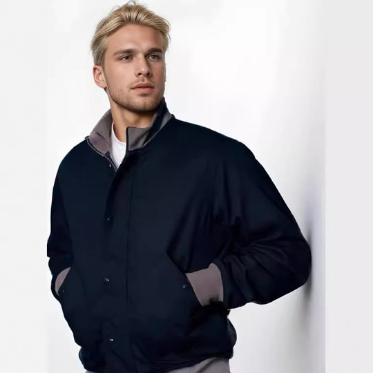 Herren Kurzblouson mit Stehkragen, verdeckter Druckknopfleiste und Rippbündchen Shop Nory