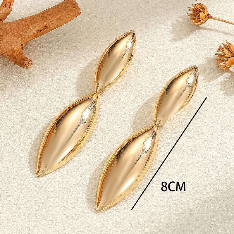 Damen Ohrringe im geschwungenen, skulpturalen Design Shop Nory