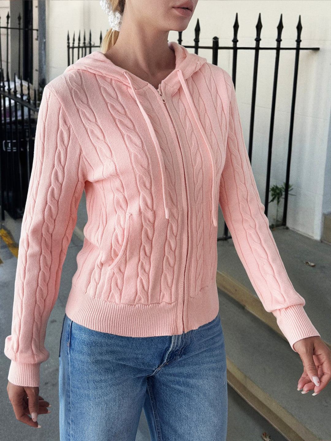 Damen nan Kapuzen-Strickjacke mit Reißverschluss, Zopfstrickstruktur und Kängurutasche Shop Nory