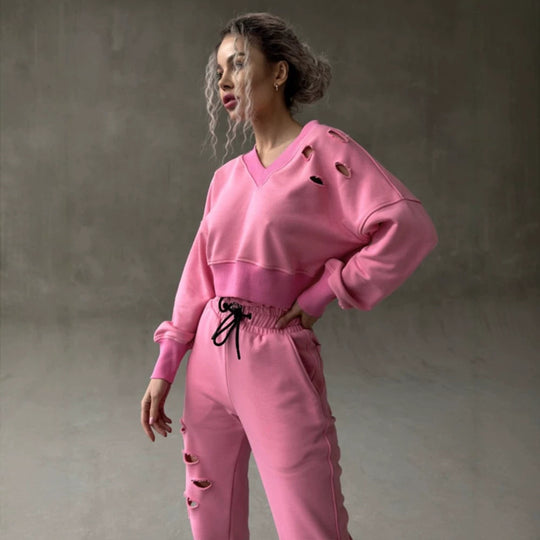 Damen kurzgeschnittenes Sweat-Set mit V-Ausschnitt, Rüschenbund Highwaist Jogginghose und Distressed-Details Shop Nory