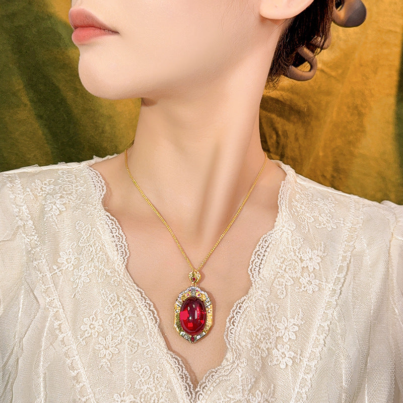 Oval lab-created Ruby Cabochon Anhänger Halskette mit Gold Vermeil Halo und Baguette-Kristall-Akzenten