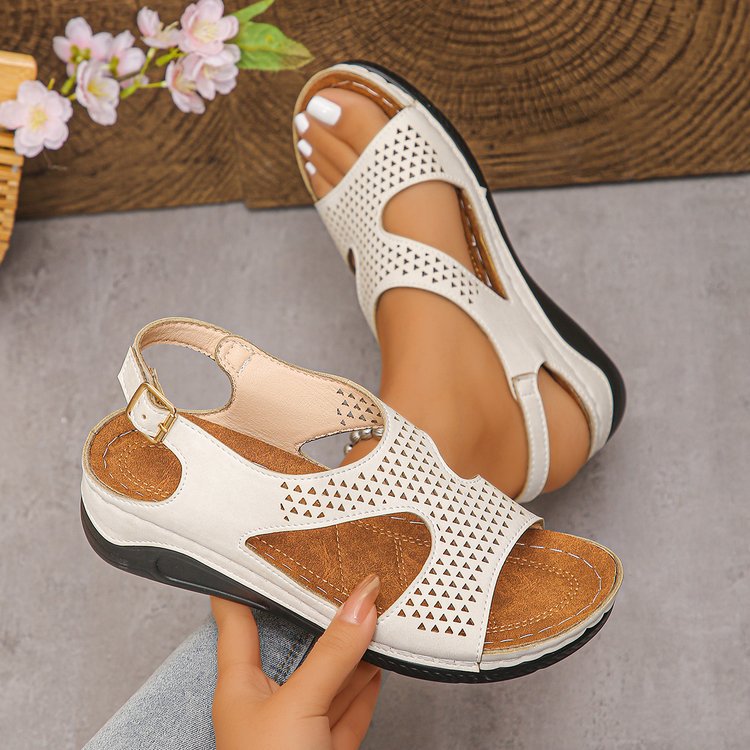 Damen Bequeme Keilsandalen mit perforierten Details