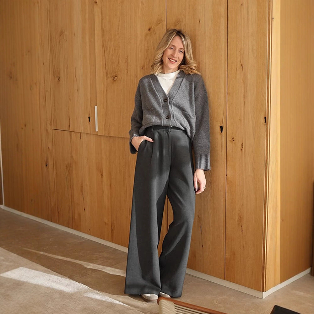 Damen Boxy Strickjacke mit V-Ausschnitt, aufgesetzten Taschen und Hornknöpfen Shop Nory