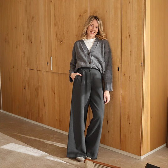 Damen Boxy Strickjacke mit V-Ausschnitt, aufgesetzten Taschen und Hornknöpfen Shop Nory