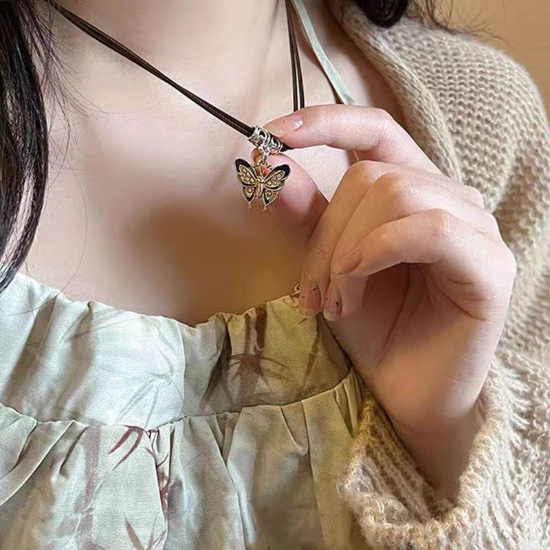 Damen Halskette mit filigranem Schmetterlingsanhänger und hochwertiger Lederkordel Shop Nory