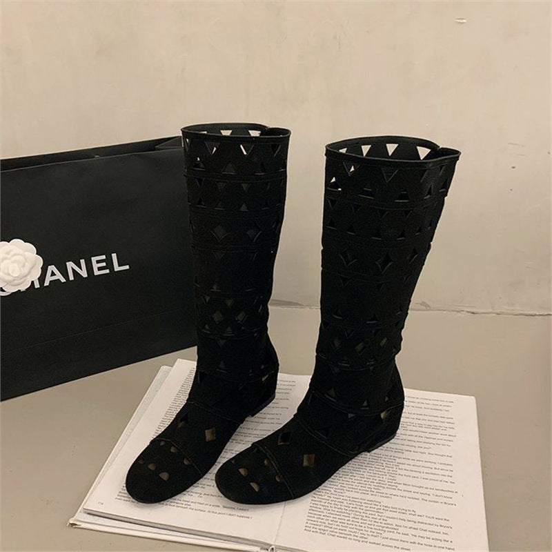 Damen kniehohe Stiefel mit geometrischen Cut-Outs und flacher Sohle Shop Nory