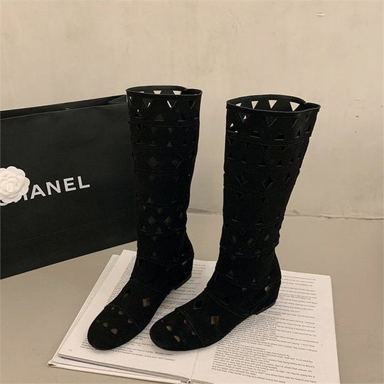 Damen kniehohe Stiefel mit geometrischen Cut-Outs und flacher Sohle Shop Nory