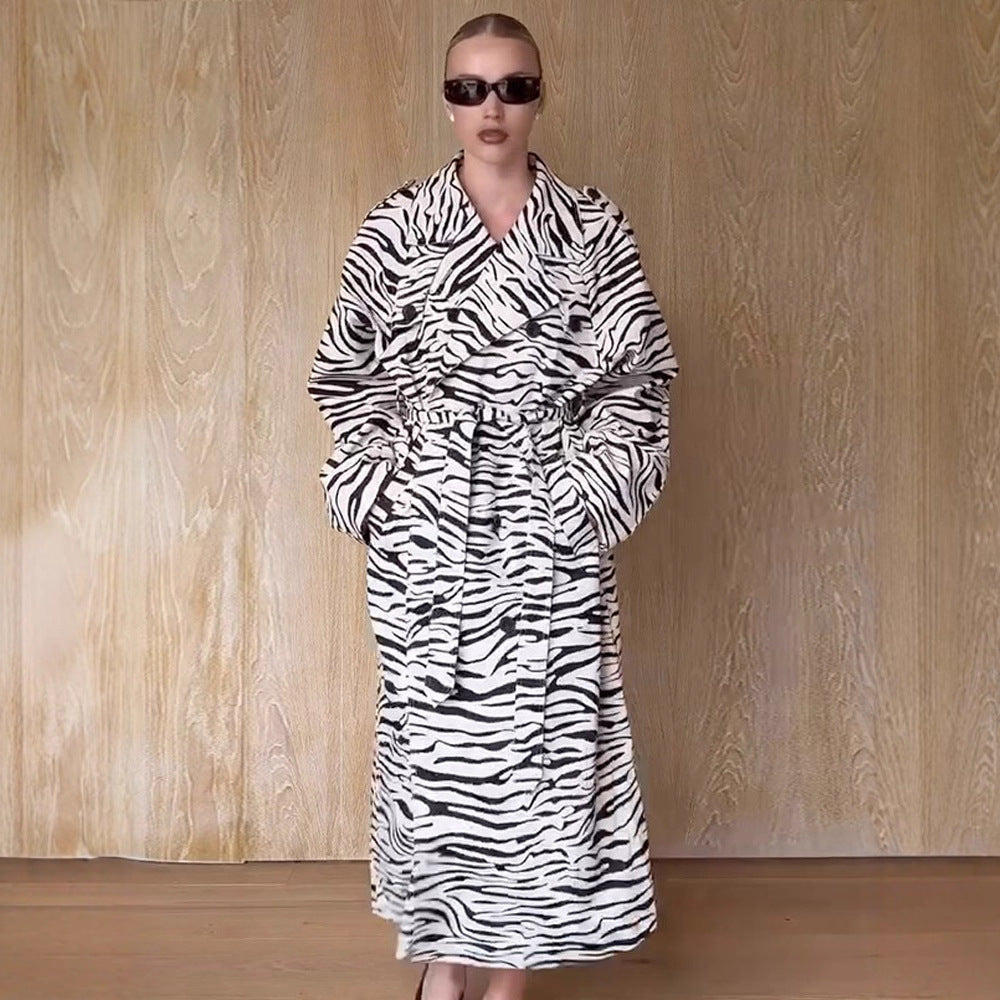 Damen Maxilanger Trenchcoat im Animal-Print mit voluminösem Schalkragen, bindegürtel und kastiger Silhouette Shop Nory