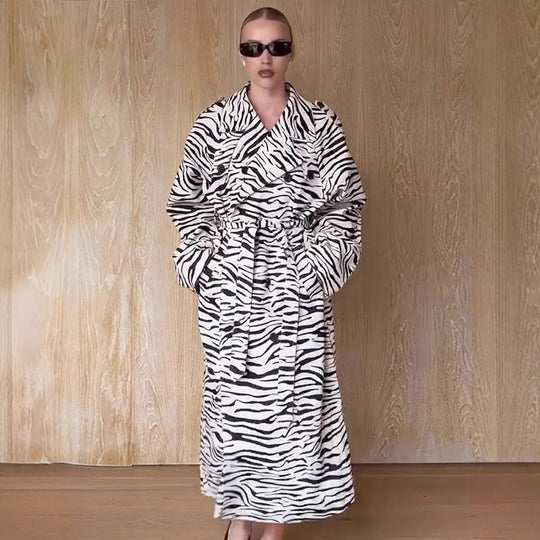 Damen Maxilanger Trenchcoat im Animal-Print mit voluminösem Schalkragen, bindegürtel und kastiger Silhouette Shop Nory