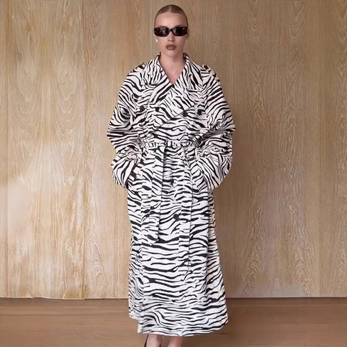 Damen Maxilanger Trenchcoat im Animal-Print mit voluminösem Schalkragen, bindegürtel und kastiger Silhouette Shop Nory