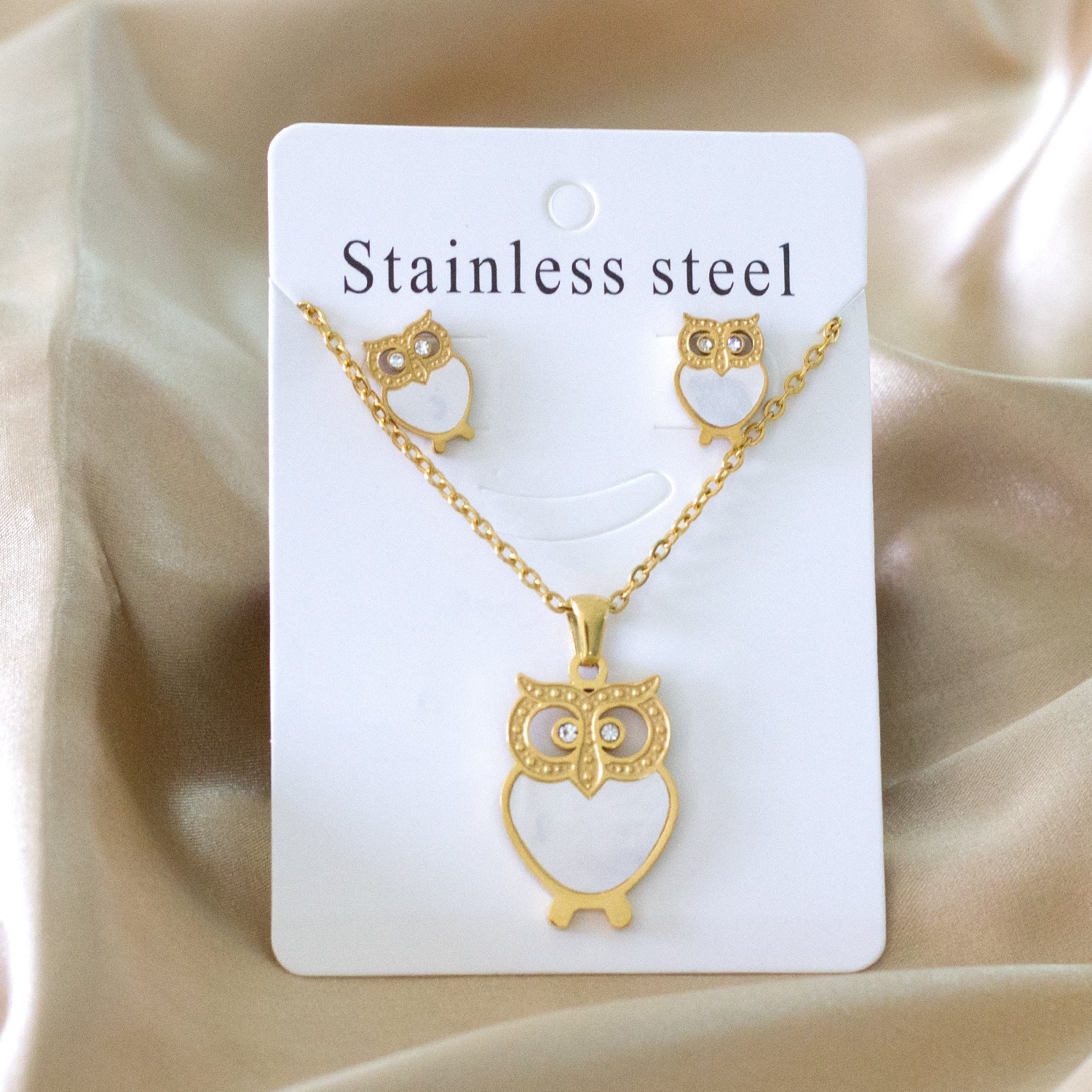 Damen Schmuckset mit goldenem, glänzendem Anhänger und funkelnden Zirkonia Shop Nory