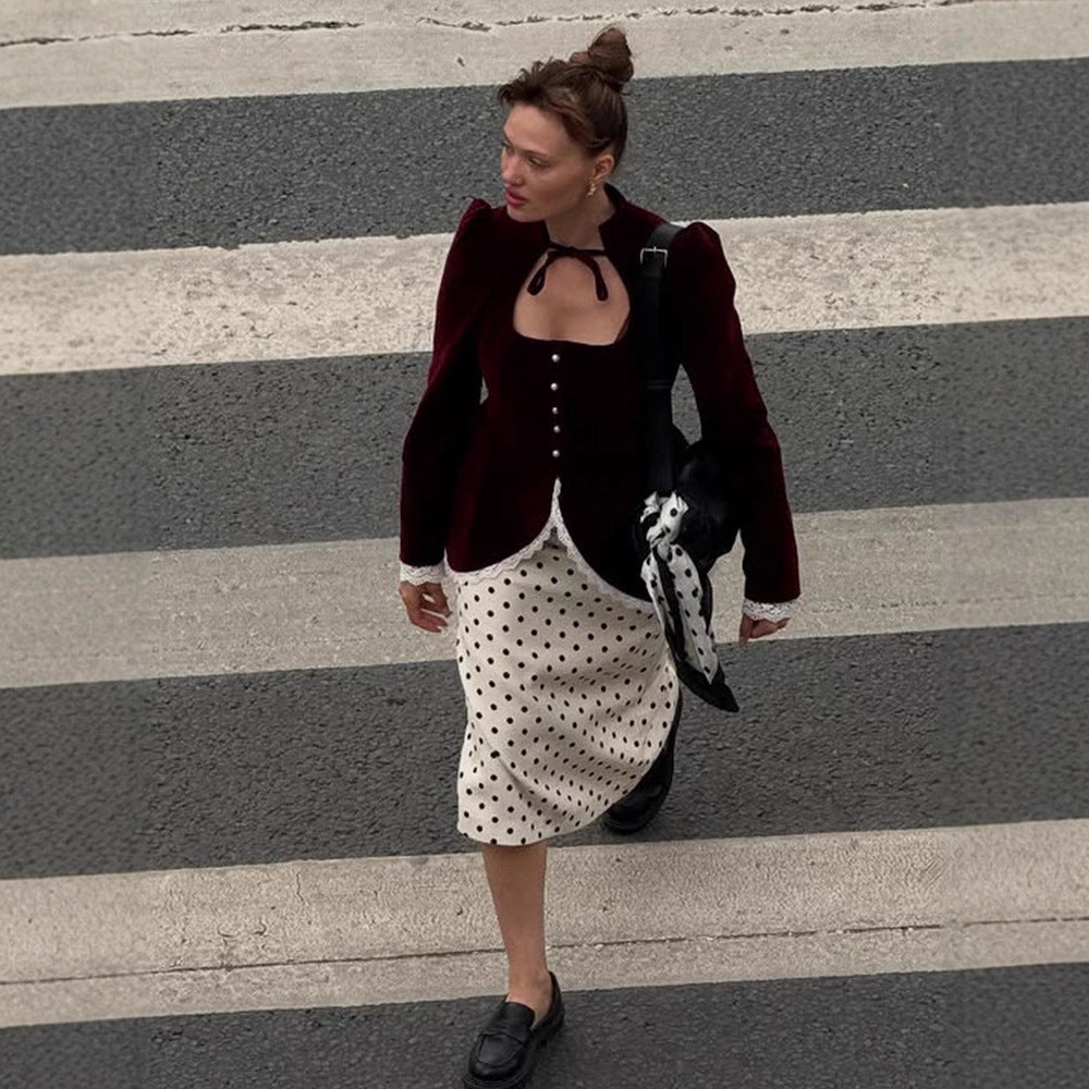 Damen tailliertes Samt‑Blazerkleid mit Herzausschnitt, Perlenknöpfen und Spitzenbesatz Shop Nory