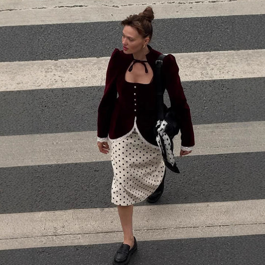 Damen tailliertes Samt‑Blazerkleid mit Herzausschnitt, Perlenknöpfen und Spitzenbesatz Shop Nory