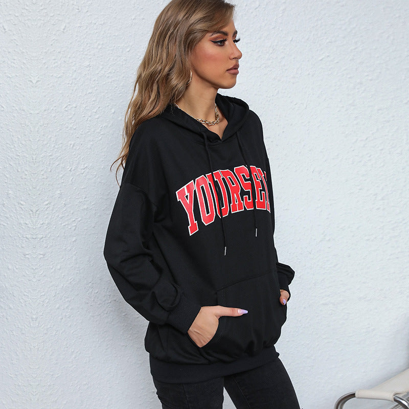 Damen Oversize-Kapuzenpullover im Collegestyle mit Kängurutasche und Front-Print Shop Nory