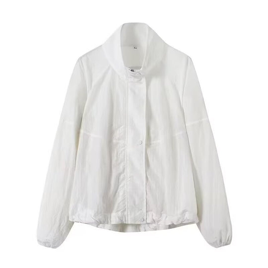 Damen Leichte Boxy‑Windbreakerjacke mit Stehkragen, verdeckter Druckknopfleiste und elastischem Saum Shop Nory