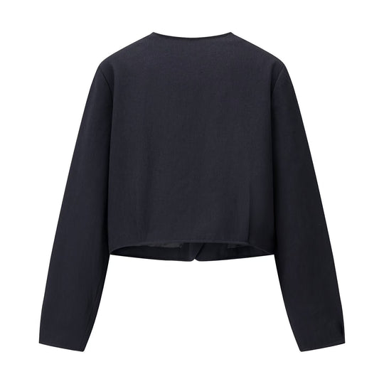 Damen Kurzblazer ohne Kragen mit Rundhalsausschnitt, Zierknopf‑Verschluss und paspelierten Taschen Shop Nory