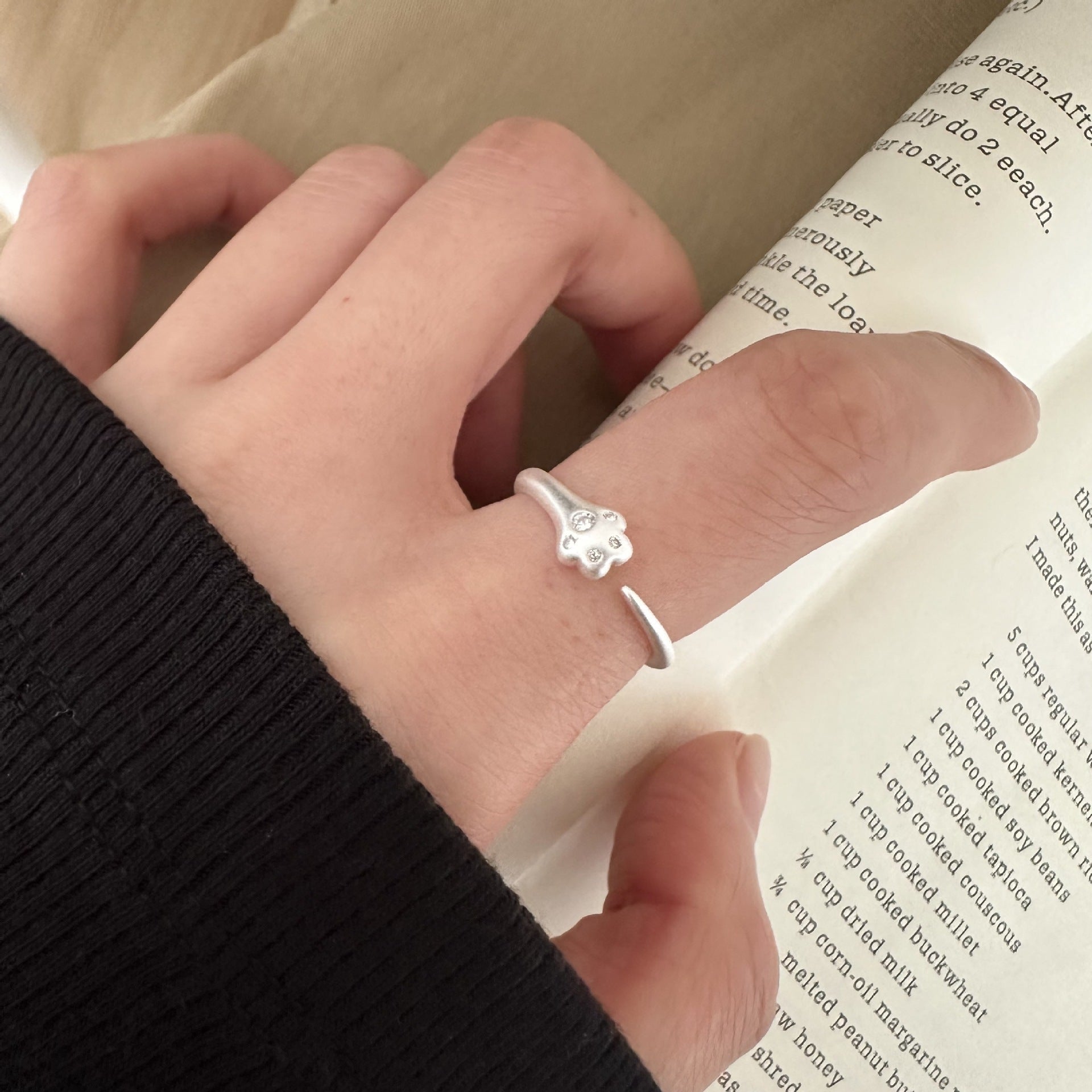 Damen Ring mit einzigartigem Pfotenmotiv und hochwertiger Verarbeitung Shop Nory