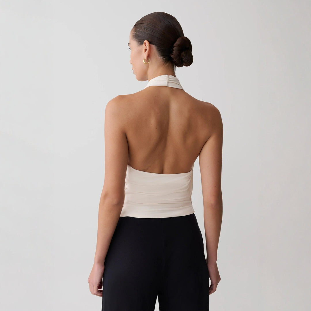 Damen Elegantes Halterneck-Top mit fließendem Stoff und tiefem Ausschnitt
