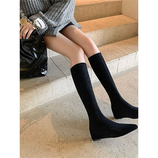 Damen knielange Stretch‑Stiefel mit spitzer Zehenform und niedrigem Keilabsatz Shop Nory