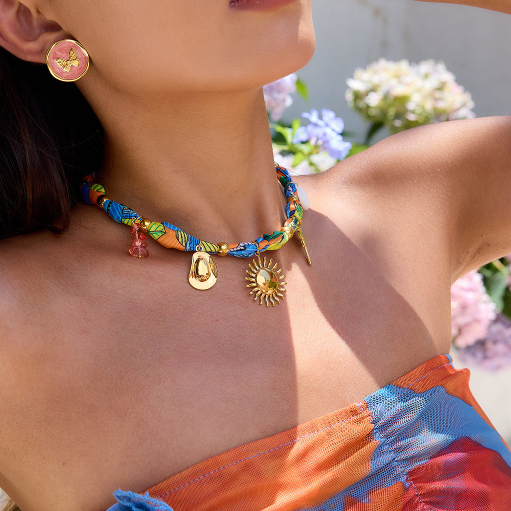 Damen Halskette mit geflochtenem Seidenband und goldenen Anhängern Shop Nory