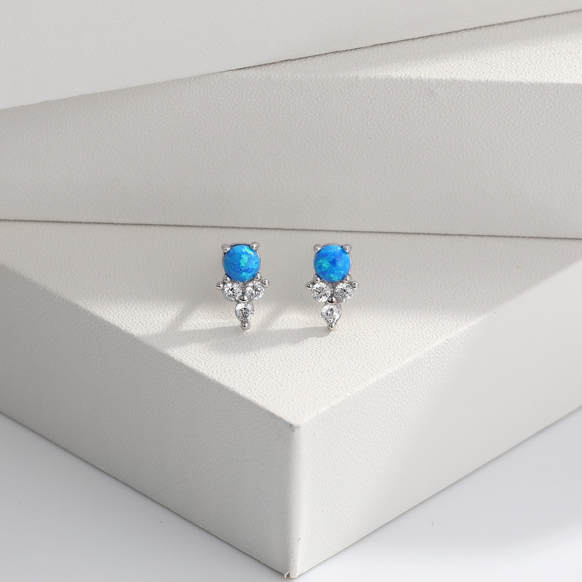 Damen Ohrstecker aus 925 Sterling Silber mit funkelndem Zirkon und edlem Opal Shop Nory